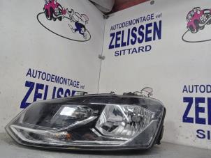 Gebruikte Koplamp links Volkswagen Polo V (6R) 1.2 TSI 16V BlueMotion Technology Prijs € 131,25 Margeregeling aangeboden door Zelissen V.O.F. autodemontage