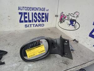 Gebruikte Spiegel Buiten links Peugeot 1007 (KM) 1.4 16V Prijs € 31,50 Margeregeling aangeboden door Zelissen V.O.F. autodemontage