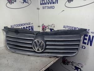 Gebruikte Grille Volkswagen Passat (3B3) 2.0 20V Prijs € 52,50 Margeregeling aangeboden door Zelissen V.O.F. autodemontage