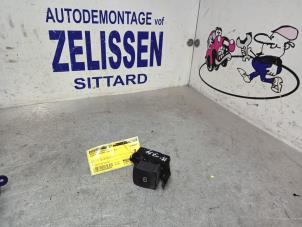 Gebruikte Handrem schakelaar Renault Megane III Grandtour (KZ) 1.5 dCi 110 Prijs € 31,50 Margeregeling aangeboden door Zelissen V.O.F. autodemontage