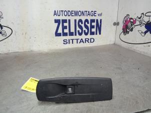 Gebruikte Ruit schakelaar elektrisch Renault Megane III Grandtour (KZ) 1.5 dCi 110 Prijs € 10,50 Margeregeling aangeboden door Zelissen V.O.F. autodemontage