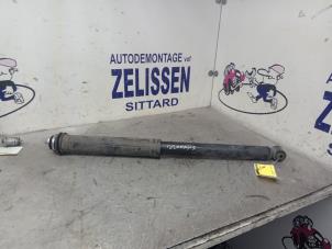 Gebruikte Schokbrekerpoot links-achter Peugeot 107 1.0 12V Prijs € 31,50 Margeregeling aangeboden door Zelissen V.O.F. autodemontage