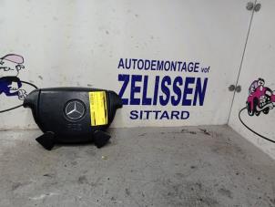 Gebruikte Airbag links (Stuur) Mercedes CLK (W208) 3.2 320 V6 18V Prijs € 63,00 Margeregeling aangeboden door Zelissen V.O.F. autodemontage