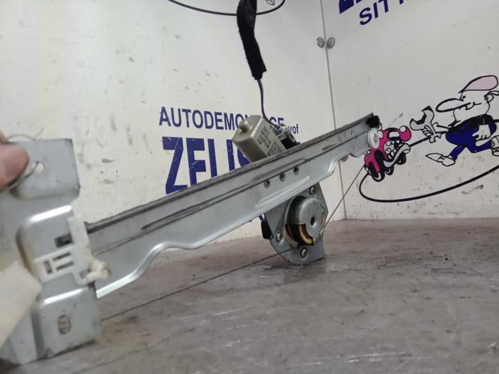 Ruitmechaniek 4Deurs links-voor van een Dacia Sandero I (BS) 1.2 16V 2010