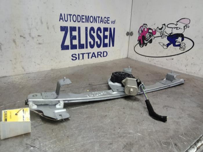 Ruitmechaniek 4Deurs links-voor van een Dacia Sandero I (BS) 1.2 16V 2010