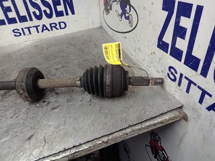 Aandrijfas rechts-voor van een Dacia Sandero I (BS) 1.2 16V 2010