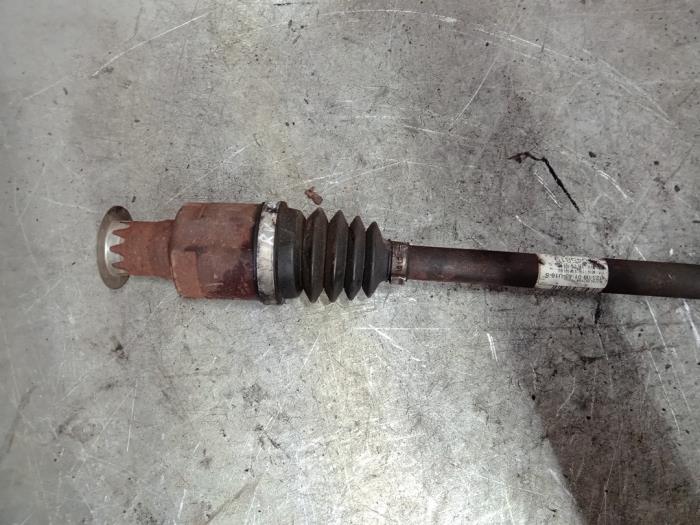 Aandrijfas rechts-voor van een Dacia Sandero I (BS) 1.2 16V 2010