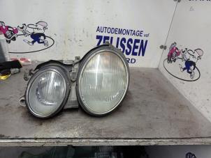 Gebruikte Koplamp links Mercedes CLK (C208) 3.2 320 V6 18V Prijs € 78,75 Margeregeling aangeboden door Zelissen V.O.F. autodemontage