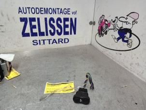 Gebruikte Schakelaar Elektrisch Raam Dacia Sandero I (BS) 1.2 16V Prijs € 15,75 Margeregeling aangeboden door Zelissen V.O.F. autodemontage
