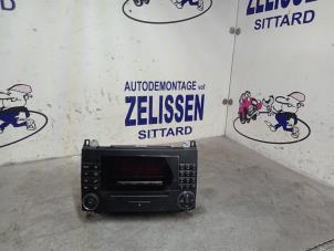 Gebruikte Radio CD Speler Mercedes A (W169) 1.5 A-150 3-Drs. Prijs € 68,25 Margeregeling aangeboden door Zelissen V.O.F. autodemontage