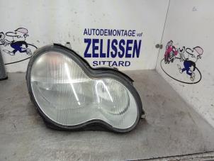 Gebruikte Koplamp rechts Mercedes C (W203) 2.2 C-200 CDI 16V Prijs € 47,25 Margeregeling aangeboden door Zelissen V.O.F. autodemontage