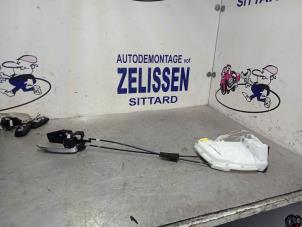 Gebruikte Portierslot Mechaniek 4Deurs rechts-achter Suzuki Swift (ZA/ZC/ZD) 1.6 Sport VVT 16V Prijs € 52,50 Margeregeling aangeboden door Zelissen V.O.F. autodemontage