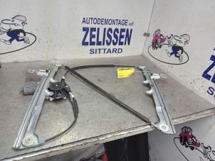 Gebruikte Ruitmechaniek 2Deurs links-voor Mitsubishi Colt (Z2/Z3) 1.3 16V Prijs € 47,25 Margeregeling aangeboden door Zelissen V.O.F. autodemontage