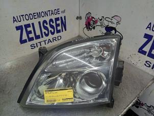 Gebruikte Koplamp links Opel Vectra C Caravan 3.2 V6 24V Prijs € 78,75 Margeregeling aangeboden door Zelissen V.O.F. autodemontage