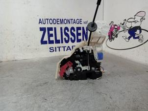 Gebruikte Deurslot Mechaniek 4Deurs links-achter Volkswagen Golf VI (5K1) 1.2 TSI BlueMotion Prijs € 52,50 Margeregeling aangeboden door Zelissen V.O.F. autodemontage