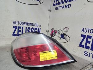 Gebruikte Achterlicht links Opel Astra H (L48) 1.6 16V Twinport Prijs € 47,25 Margeregeling aangeboden door Zelissen V.O.F. autodemontage