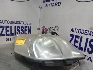 Gebruikte Koplamp rechts Peugeot Bipper (AA) 1.4 HDi Prijs € 42,00 Margeregeling aangeboden door Zelissen V.O.F. autodemontage