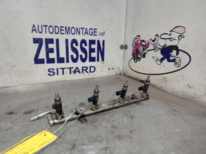 Gebruikte Injector brug Dodge Caliber 1.8 16V Prijs € 99,75 Margeregeling aangeboden door Zelissen V.O.F. autodemontage