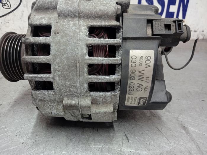 Dynamo van een Volkswagen Bora (1J2) 2.0 2001