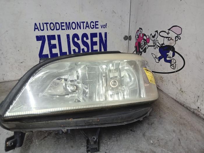 Koplamp links van een Opel Zafira (F75) 2.2 16V 2002