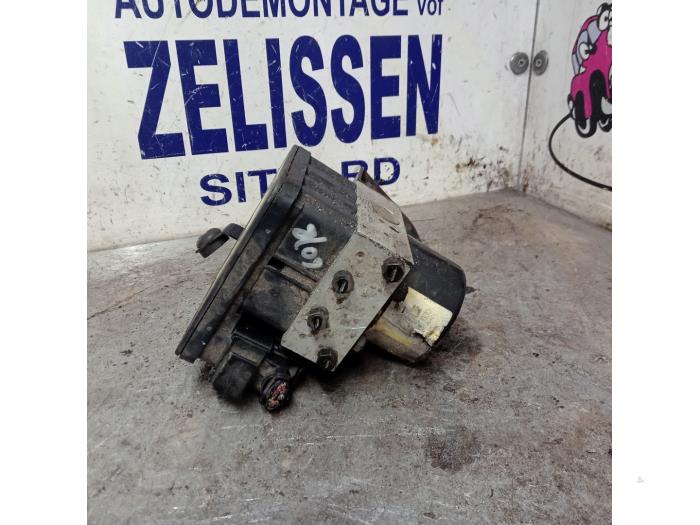 ABS Pomp van een Volkswagen Polo IV (9N1/2/3) 1.2 12V 2001