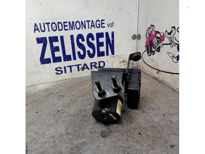 ABS Pomp van een Volkswagen Polo IV (9N1/2/3) 1.2 12V 2001