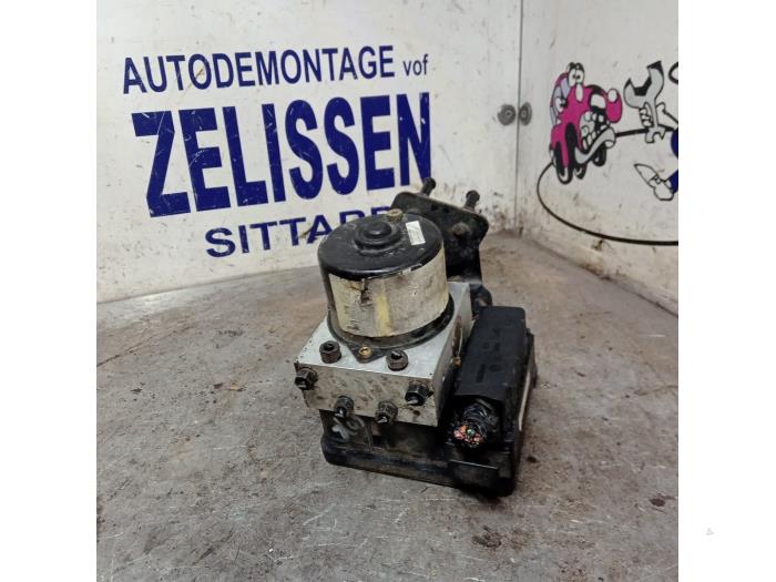 ABS Pomp van een Volkswagen Polo IV (9N1/2/3) 1.2 12V 2001