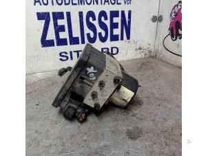 ABS Pomp van een Volkswagen Polo IV (9N1/2/3) 1.2 12V 2001