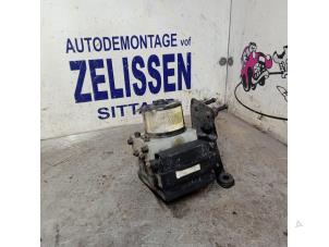 ABS Pomp van een Volkswagen Polo IV (9N1/2/3) 1.2 12V 2001