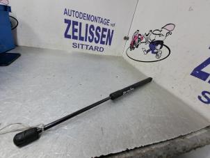 Gebruikte Achterklepdemper links-achter Suzuki Swift (ZA/ZC/ZD1/2/3/9) Prijs € 10,50 Margeregeling aangeboden door Zelissen V.O.F. autodemontage
