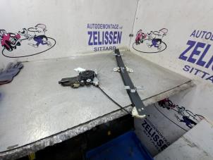 Gebruikte Ruitmechaniek 4Deurs links-voor Hyundai H-1/H-200 2.5 Tdi Prijs € 73,50 Margeregeling aangeboden door Zelissen V.O.F. autodemontage