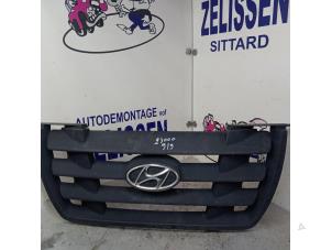 Gebruikte Grille Hyundai H-1/H-200 2.5 Tdi Prijs € 36,75 Margeregeling aangeboden door Zelissen V.O.F. autodemontage