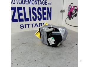Gebruikte Veiligheidsgordel rechts-voor Volkswagen Up! (121) 1.0 12V 60 Prijs € 131,25 Margeregeling aangeboden door Zelissen V.O.F. autodemontage