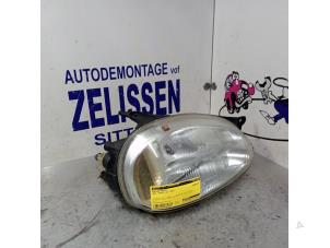 Gebruikte Koplamp rechts Opel Corsa B (73/78/79) 1.0i 12V Prijs € 21,00 Margeregeling aangeboden door Zelissen V.O.F. autodemontage