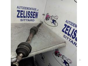 Gebruikte Aandrijfas rechts-voor Peugeot 206 CC (2D) 2.0 16V Prijs € 31,50 Margeregeling aangeboden door Zelissen V.O.F. autodemontage