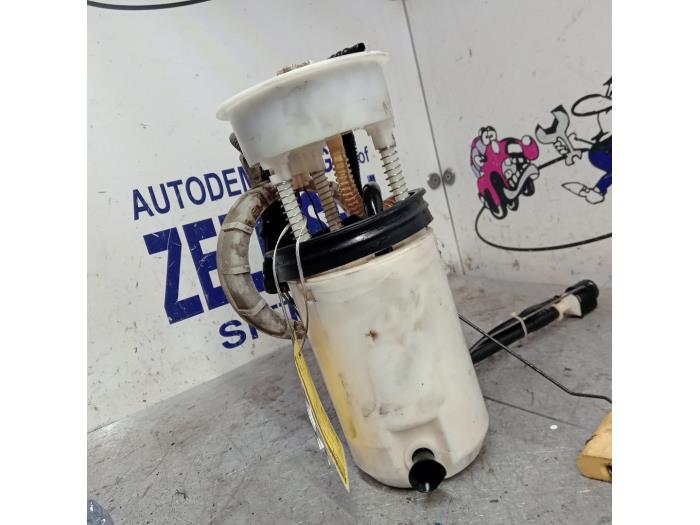 Gebruikte Benzinepomp Mercedes ML I (163) 270 2.7 CDI 20V Prijs € 173,25 Margeregeling aangeboden door Zelissen V.O.F. autodemontage