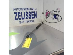 Gebruikte Kofferdekseldemper links-achter Mercedes B (W245,242) 1.7 B-170 16V Prijs € 10,50 Margeregeling aangeboden door Zelissen V.O.F. autodemontage