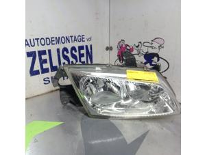 Gebruikte Koplamp rechts Nissan Almera (N16) 1.5 16V Prijs € 31,50 Margeregeling aangeboden door Zelissen V.O.F. autodemontage