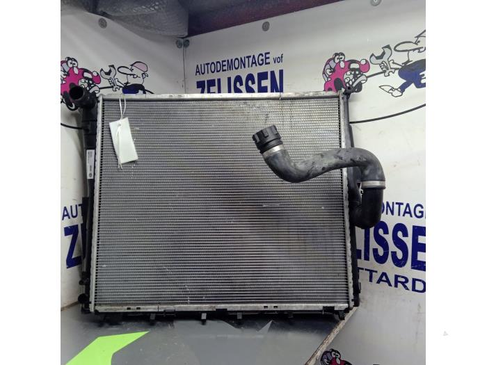 Gebruikte Radiateur BMW X3 (E83) 2.5 24V Prijs € 147,00 Margeregeling aangeboden door Zelissen V.O.F. autodemontage
