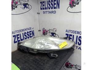 Gebruikte Koplamp links Mazda 5 (CR19) 2.0 CiDT 16V Normal Power Prijs € 99,75 Margeregeling aangeboden door Zelissen V.O.F. autodemontage