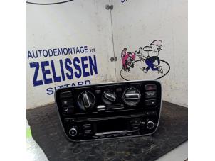 Gebruikte Radio CD Speler Volkswagen Up! (121) 1.0 12V 75 Prijs € 183,75 Margeregeling aangeboden door Zelissen V.O.F. autodemontage