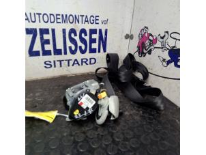 Gebruikte Veiligheidsgordel links-voor Volkswagen Up! (121) 1.0 12V 75 Prijs € 152,25 Margeregeling aangeboden door Zelissen V.O.F. autodemontage