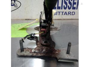 Gebruikte Handremhendel Peugeot 208 I (CA/CC/CK/CL) 1.2 12V e-THP PureTech 110 Prijs € 78,75 Margeregeling aangeboden door Zelissen V.O.F. autodemontage