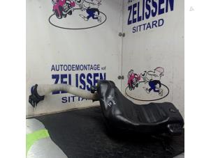 Gebruikte Ruitensproeiertank voor Citroen C4 Coupé (LA) 1.6 16V Prijs € 42,00 Margeregeling aangeboden door Zelissen V.O.F. autodemontage