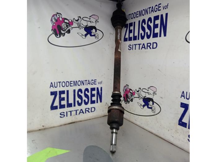 Aandrijfas rechts-voor van een Peugeot 207/207+ (WA/WC/WM) 1.4 2008