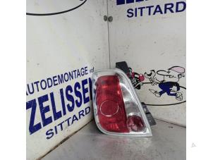 Gebruikte Achterlicht links Fiat 500C (312) 1.2 69 Prijs € 42,00 Margeregeling aangeboden door Zelissen V.O.F. autodemontage