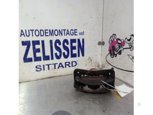 Gebruikte Remklauw (Tang) links-achter Opel Frontera (6B) 2.2i 16V Prijs € 31,50 Margeregeling aangeboden door Zelissen V.O.F. autodemontage
