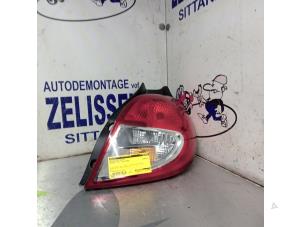 Gebruikte Achterlicht rechts Renault Clio III (BR/CR) 1.2 16V 75 Prijs € 42,00 Margeregeling aangeboden door Zelissen V.O.F. autodemontage
