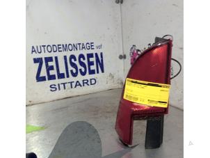 Gebruikte Achterklep reflector links Mercedes Vito (639.6) 2.2 109 CDI 16V Prijs € 26,25 Margeregeling aangeboden door Zelissen V.O.F. autodemontage