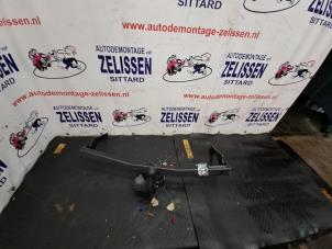 Gebruikte Trekhaak Peugeot 206 (2A/C/H/J/S) 1.6 16V Prijs € 157,50 Margeregeling aangeboden door Zelissen V.O.F. autodemontage